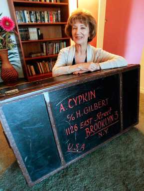 Liberation song: Daughter of Holocaust survivors performs WWII love songs