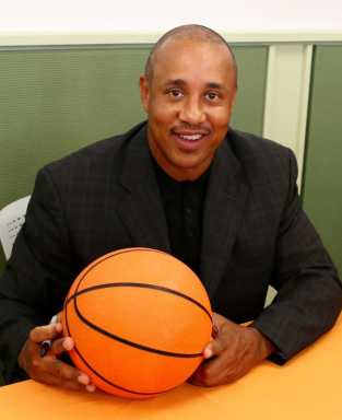Library lay-up: Knicks great reads with Coney kids
