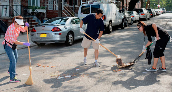 Clean sweep: Volunteers gussy up Bay Ridge Avenue