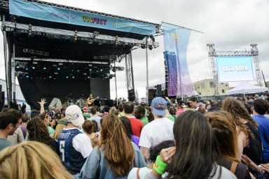 Whoomp, there it was: ’90s Fest hits Williamsburg