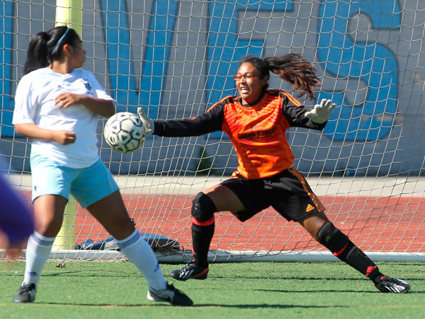 Wolves score late to top Goldstein