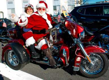 Chrome for the holidays: Motorcylce Santa, biker groups give gifts at Canarsie shelter