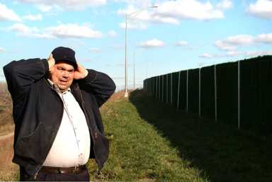 Slats all folks! City to Belt Parkway neighbors: Slatted fence is all the noise barrier we’re giving you