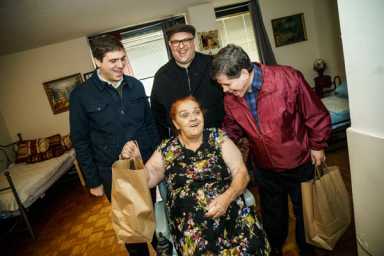 Turkey trot: Ridge do-gooders hand out meals on Thanksgiving