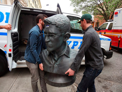 UPDATED: Cops free Snowden statue after rogue artists turn themselves in