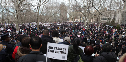 Thousands rally for ex-officer who fatally shot Akai Gurley