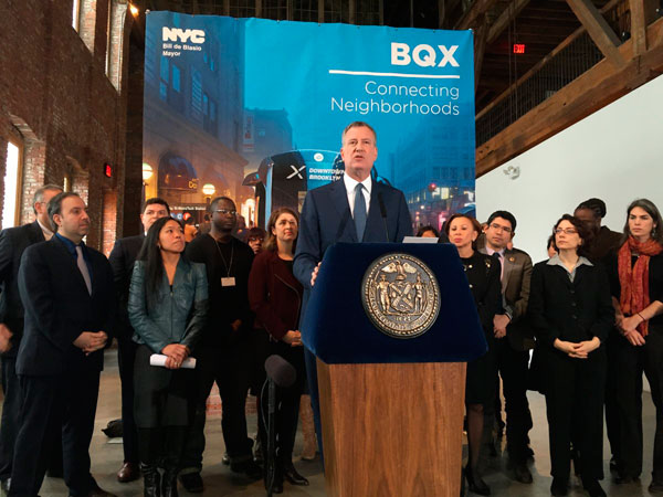 DeBlasio: Streetcar may not offer free transfers to subway, bus — or even my own ferry!