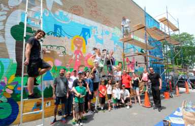 Little kids, big art! Ridge school makes mural