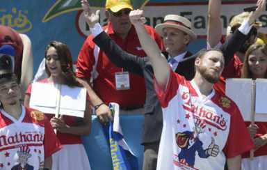 Big wiener! Chestnut reclaims hot-dog-eating title, sets contest record
