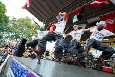 Fast friends: Scores turn up to Ridge’s Ramadan bazaar