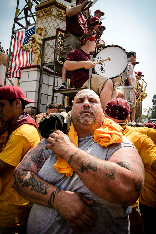 Gettin’ Giglio with it! Williamsburg fest hoists tower for 112th year