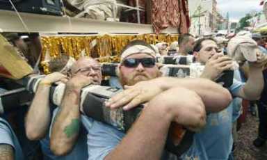 Strength in numbers! Williamsburgers old and new celebrate Giglio Feast