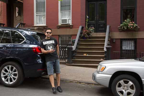 This guy will pay you to report open parking spaces in Park Slope