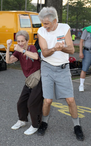 Golden’s oldies: Doo wop-ers a hit at senator’s summer concert