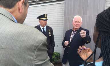 Public street, private meeting: Pol waives off locals, press during meeting on city sidewalk