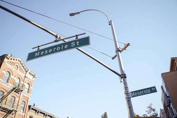 A bad sign: City posts ‘Meserole Avenue’ on Meserole Street