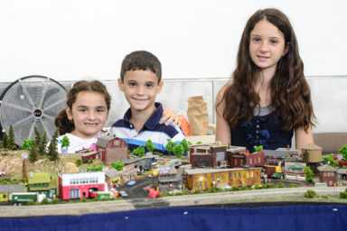 Local-motion! Marine Parkers come out for model train show