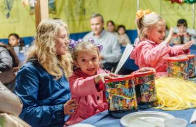 Pizzaz hut! Brighton Beachers decorate sukkah