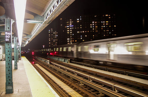 Man dies after leap in front of D train