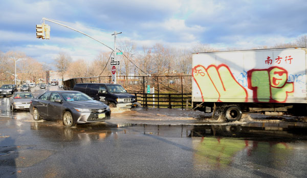 Broken main floods Seventh Avenue
