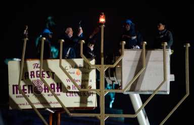 Park Slope’s giant mayor lights Park Slope’s giant menorah