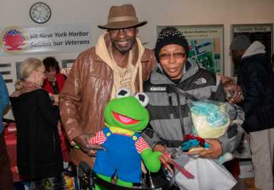 Valentine’s for veterans: Volunteers show their appreciation for vets