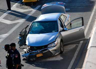 Driver spins out on Prospect Expressway