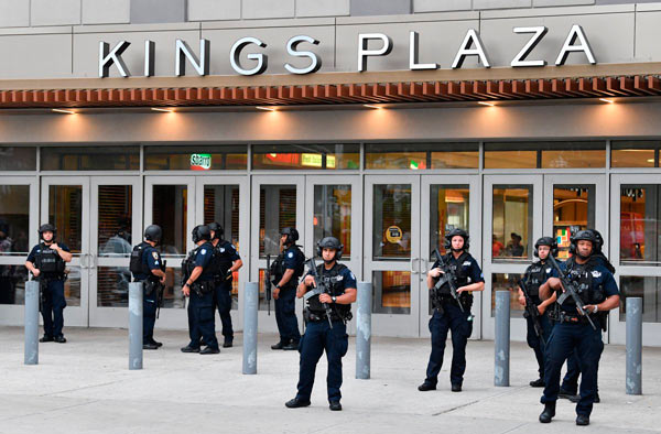 Shots fired at Kings Plaza spark fear, evacuation, manhunt • Brooklyn Paper
