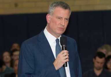 Royal apology: Mayor tells Bay Ridge he’s sorry, promises to fix flophouse Prince Hotel