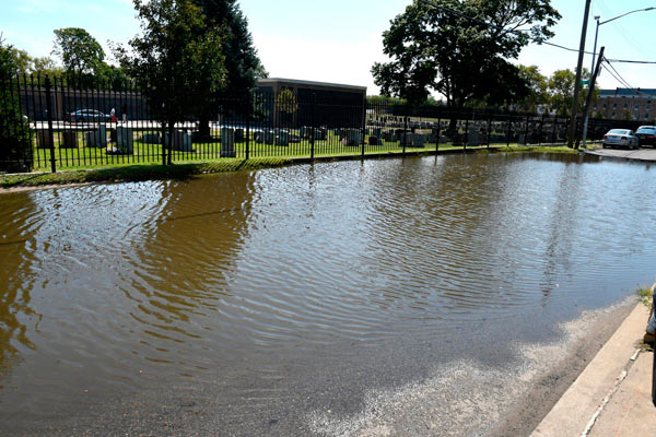 Watery graveyard: Local pol wants sidewalk along flooded street near Canarsie Cemetery