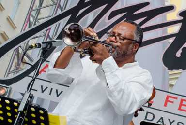 Triple play: Amstrong tribute band blows triple rumpets