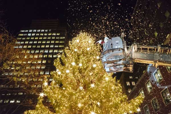 ‘Tech’ the halls: Santa and reindeer return to light Downtown office complex’s massive tree