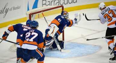 Home, sweet home: Islanders open preseason with Barclays Center win