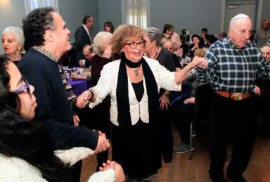 Seniors hold interfaith seder before Passover