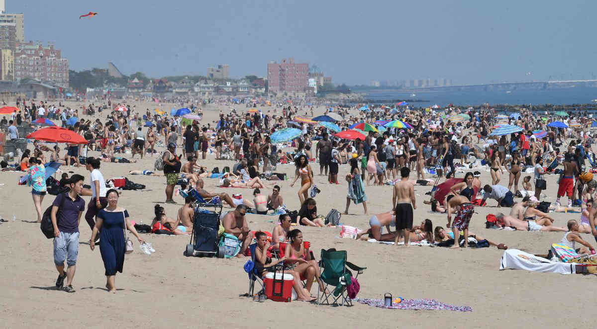 Mayor cheers start of summer, boardwalk landmarking in Coney Island