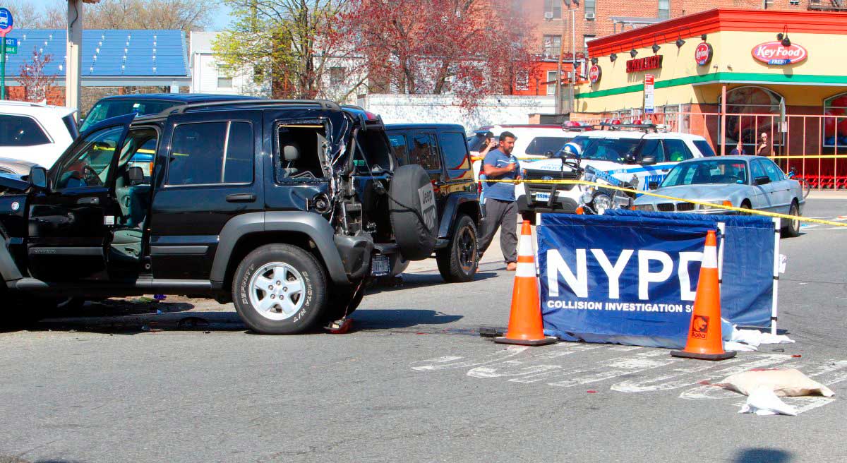 Woman dead, man in critical condition after car wash crash