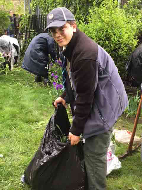 Scout honors soldiers’ resting place