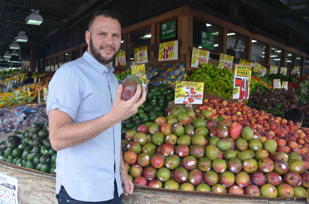 Today's produce at yesterday's prices! Beloved Dyker grocer's anniversary  sale celebrates two decades of bountiful biz • Brooklyn Paper, image size:1200x794