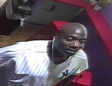 Baddie wields pipe like pistol while robbing W’burg shop