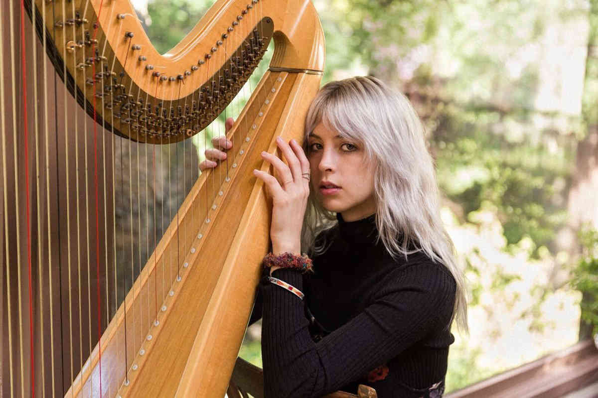 She’s got pluck: Pop singer plays the harp