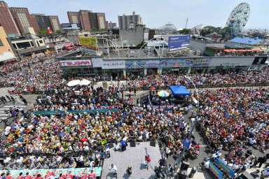 Top dog: Returning champ Chestnut downs 74 wieners at annual Coney contest