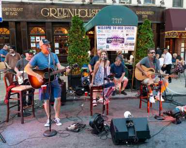 Ridgites enjoy Third Avenue Summer Stroll