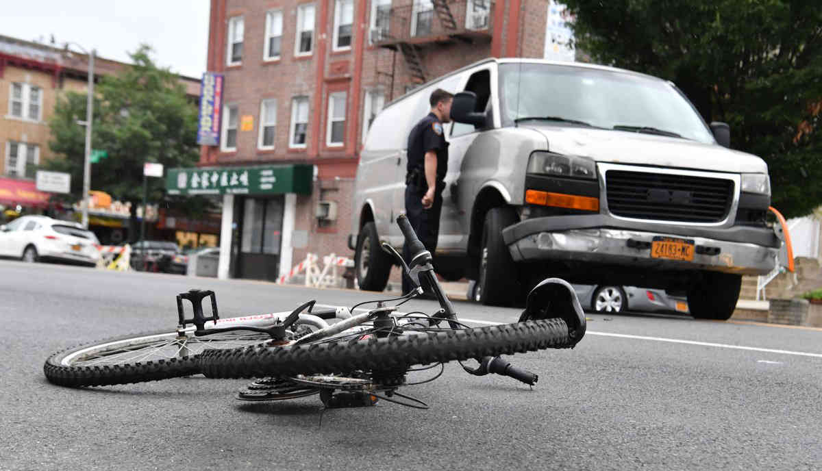 Driver strikes cyclist in Bensonhurst