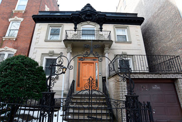 Folk hero: Musician Joan Baez joins locals in push to save Carroll Gardens schoolhouse