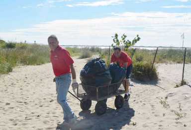 Cleaning the coast: Do-gooders pick up trash from Plumb Beach