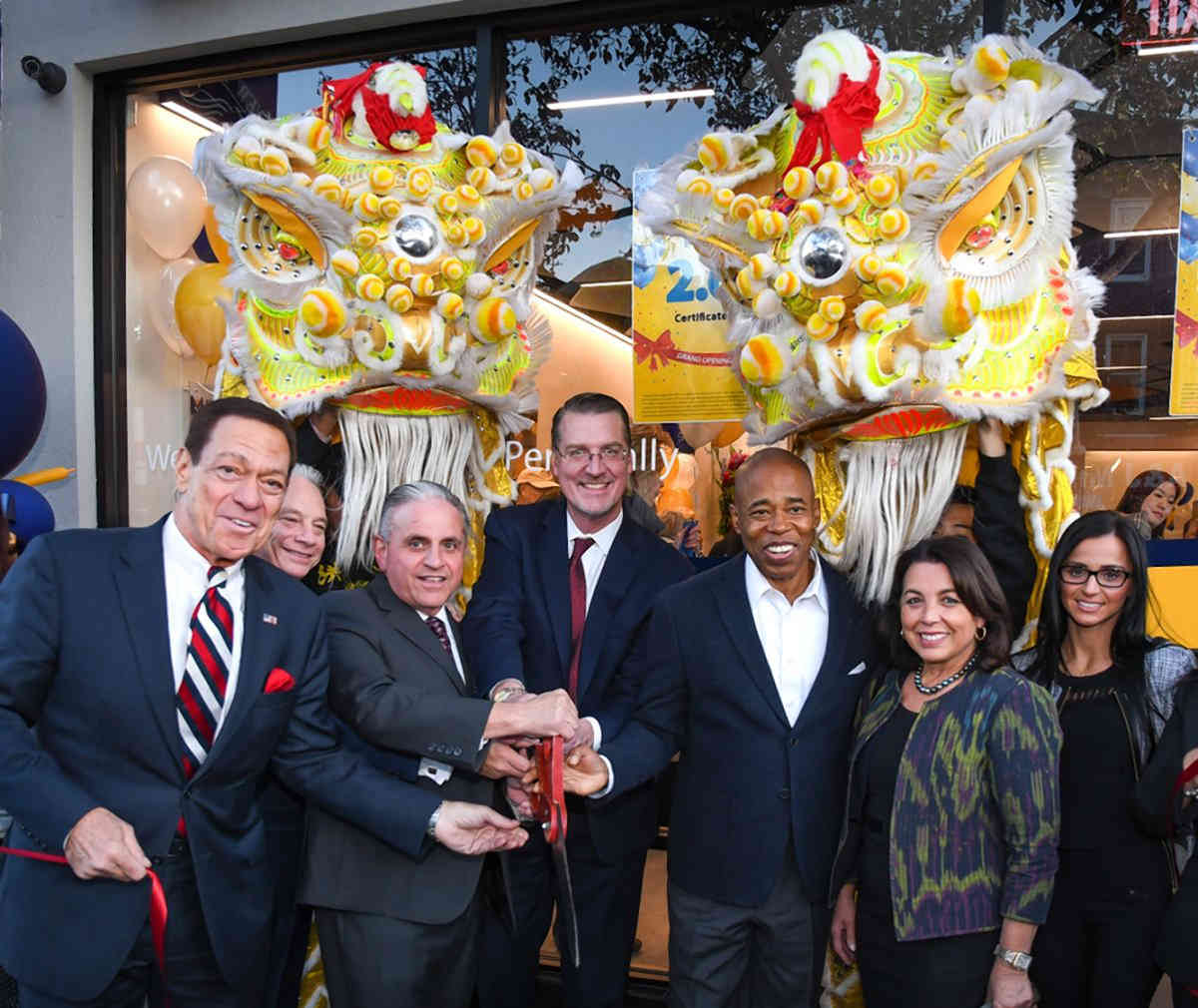 Good fortune: New bank branch opens in Bensonhurst