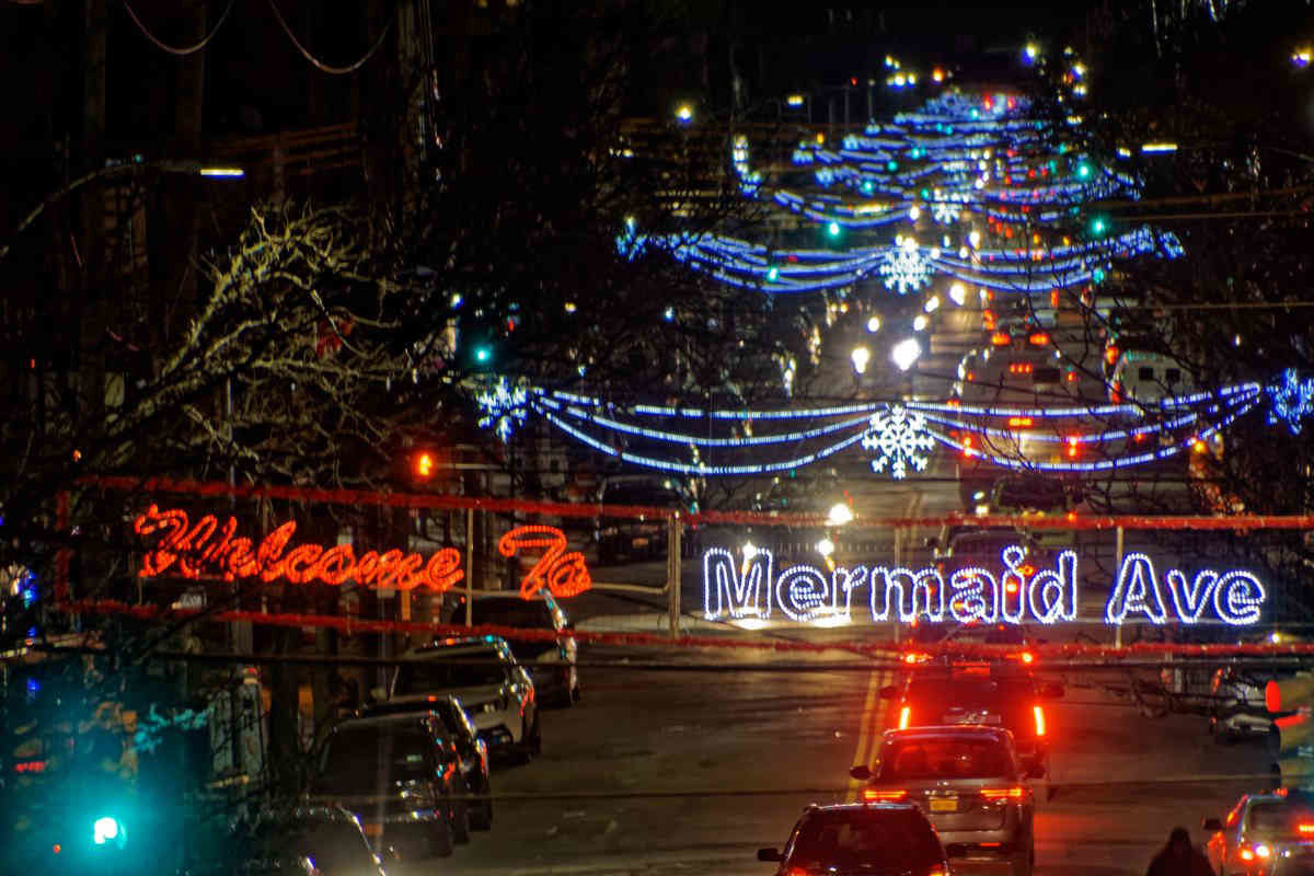 Holiday cheer returns to Coney: Nabe lights up Mermaid Avenue for first time in years