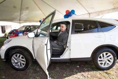 Driving into the sunset: Local veterans receive free cars at Fort Hamilton Army Base