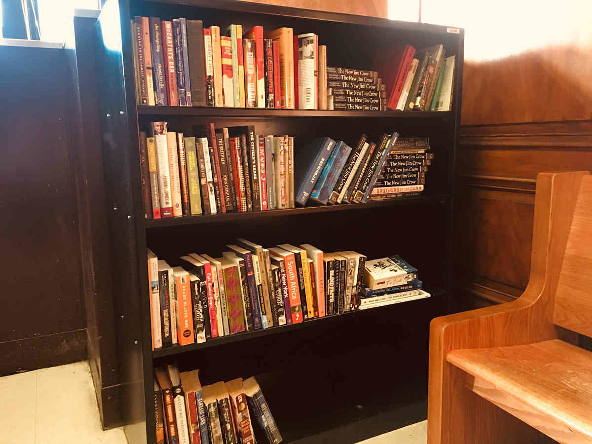 Reading rights: New stacks inside Kings County courtroom offer free books for defendants