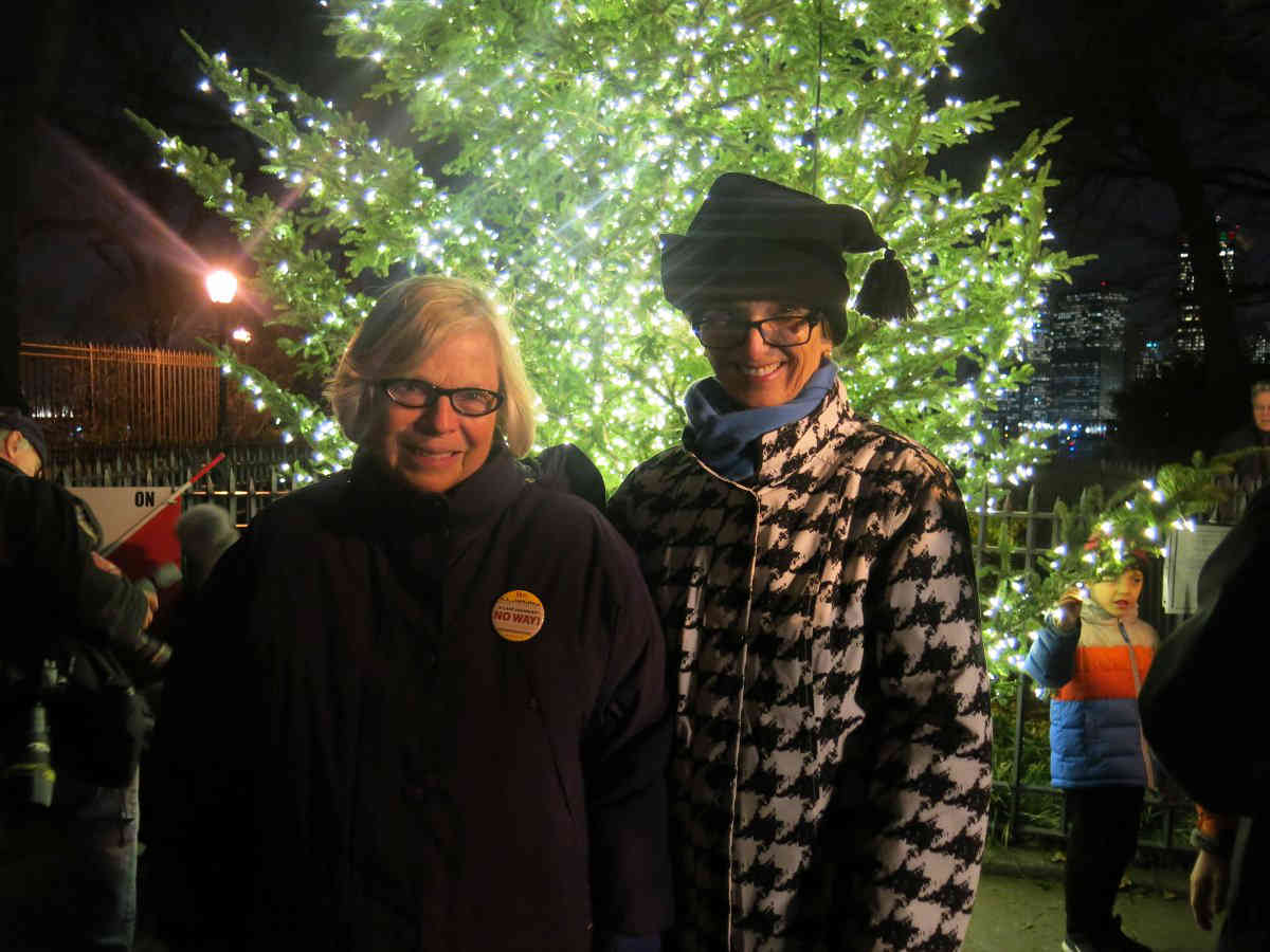 Brooklyn Heights goes bright: Locals light neighborhood’s tree on Promenade